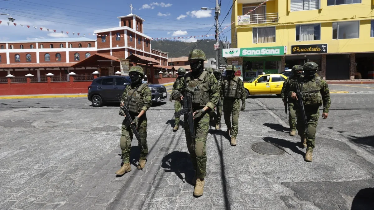 Militares de la Brigada Galápagos recorren el centro de la Comuna de Lumbisí.