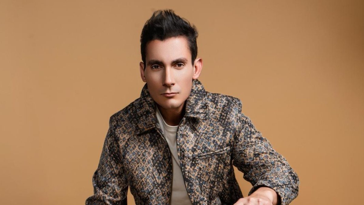 Alfonso Barek Orti, conocido artísticamente como Barek, es un cantautor, productor musical y empresario.