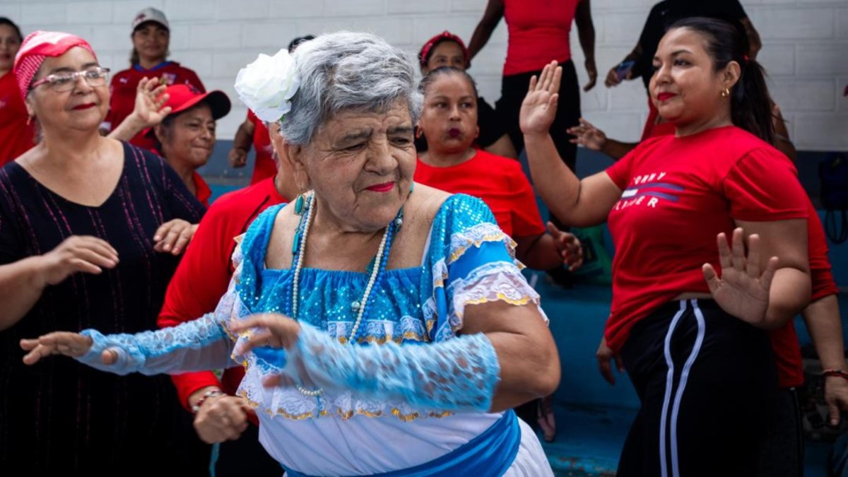 Adultos mayores participaron con presentaciones de danza y folclore durante el Festival Guayaco Octubrino en el CAMI Guasmo.