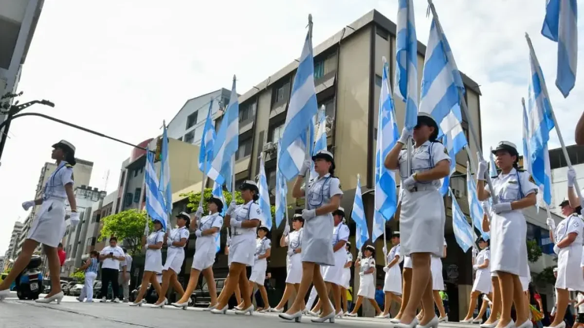 Bandas musicales, bastoneras y delegaciones estudiantiles de distintas ciudades del país protagonizaron la jornada, acompañadas por familias y visitantes.
