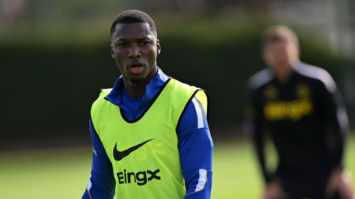 La fuerza de Ecuador en Inglaterra. Moisés Caicedo se prepara para el desafío ante Bournemouth, en un partido clave para las aspiraciones del Chelsea.