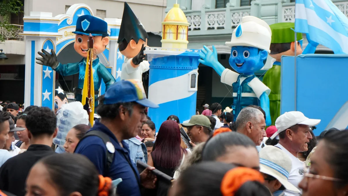 Desfile: Siete carros alegóricos recorrieron el centro de Guayaquil durante las celebraciones por sus 206 años de independencia.