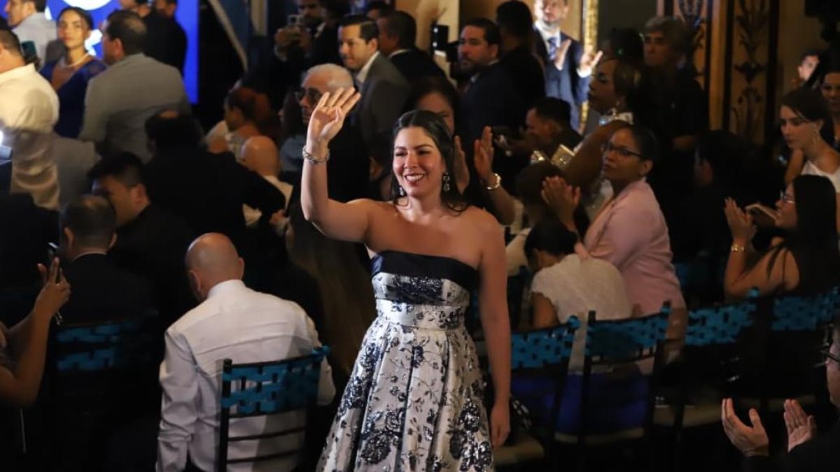 La alcaldesa Tatiana Coronel en la reciente Sesión Solemne del 9 de Octubre.