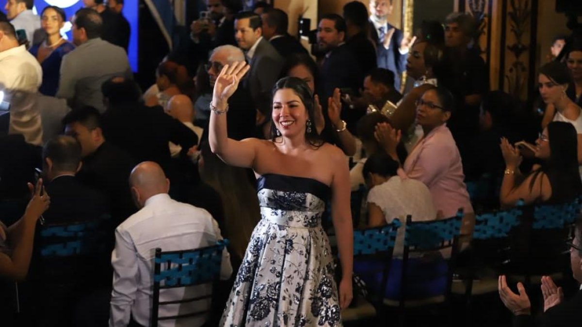 La alcaldesa Tatiana Coronel arriba al Salón de la Ciudad para la Sesión Solemne del 9 de Octubre.