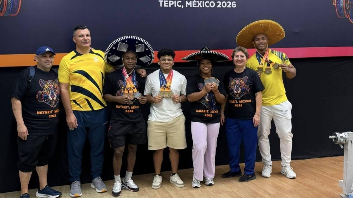 Parte de la delegación y medallistas del Panamericanos de Pesas en México.
