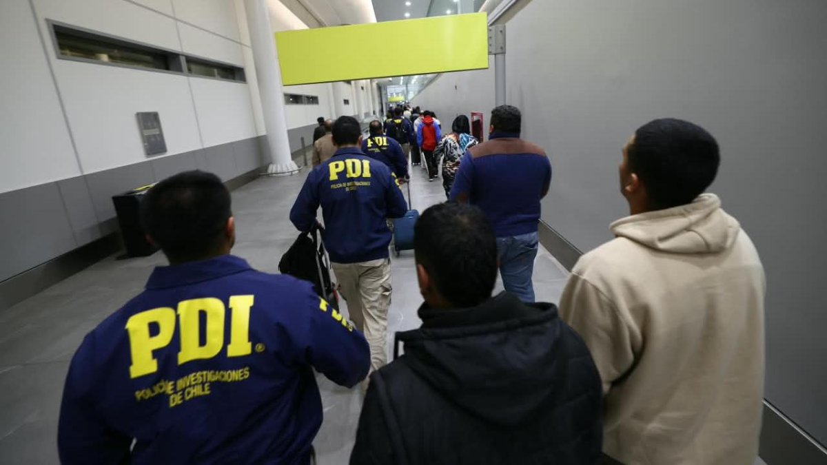 El Gobierno chileno informó que 1.874 extranjeros han sido expulsados del país este año, tras la salida este sábado de un vuelo con 56 deportados hacia Bolivia, Ecuador y Colombia)
