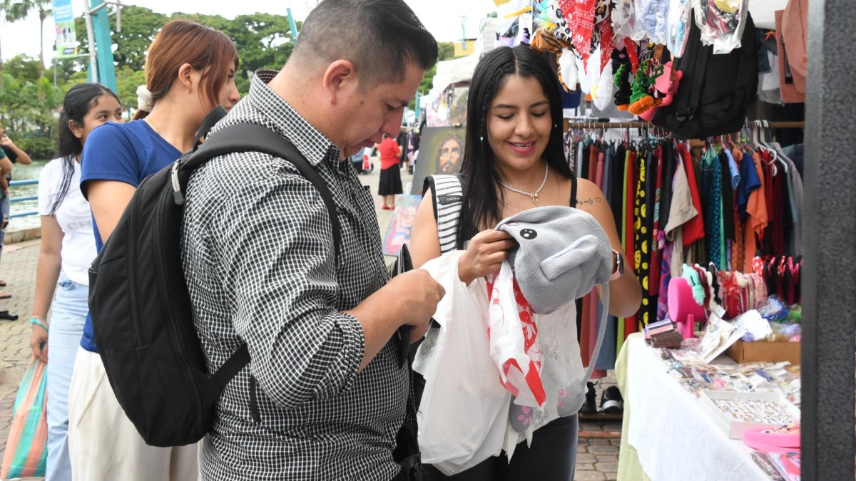 Emprendedores exhibieron sus productos durante la feria Emprende y Vende, en el parque Forestal de Guayaquil.