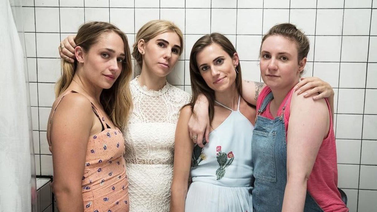 Estrenada en abril de 2012, Girls seguía a cuatro amigas que intentaban encontrar su lugar en Nueva York mientras enfrentaban relaciones sentimentales complicadas y dificultades laborales.