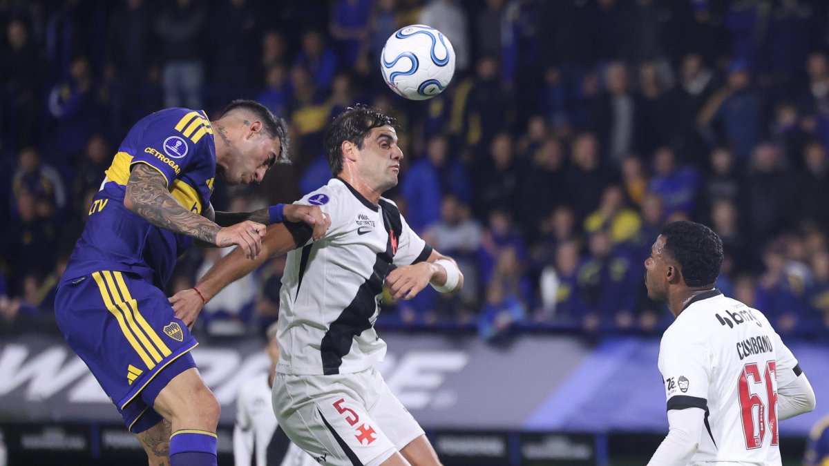 Lautaro Di Lollo (i) de Boca Juniors disputa el balón con Santiago Sosa (c) de Vasco da Gama.