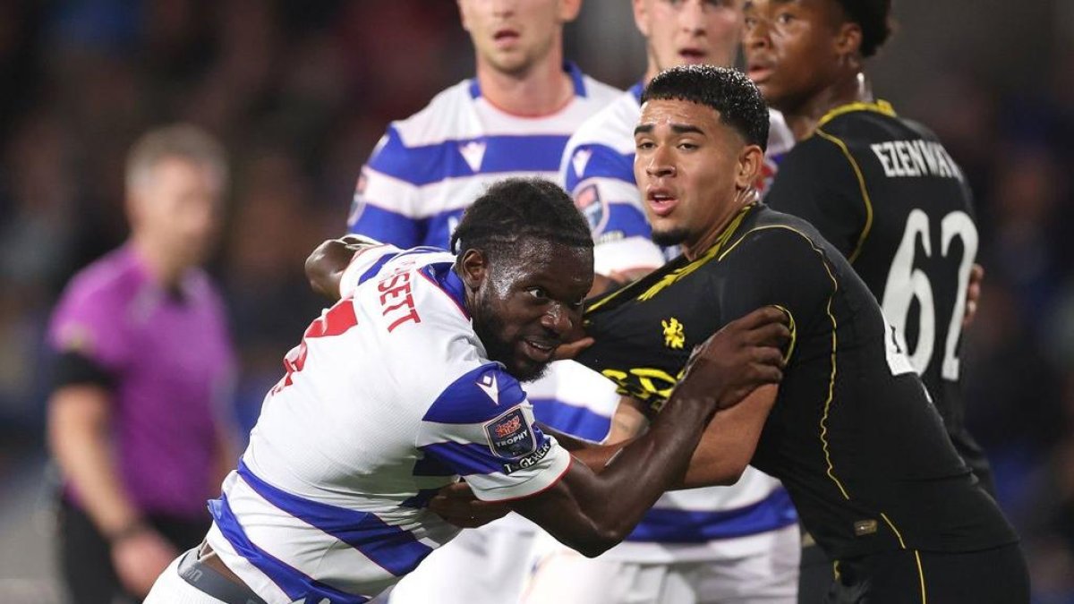 Kendry Páez disputando su primer partido de titular con el Chelsea Sub 21 ante el Reading.