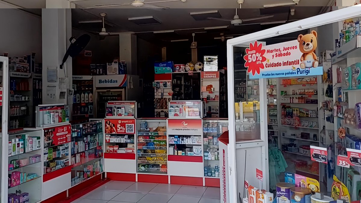 La falta de energía dejó a oscuras una farmacia del centro de Esmeraldas, donde la ausencia de clientes reflejaba las dificultades para atender durante el apagón.