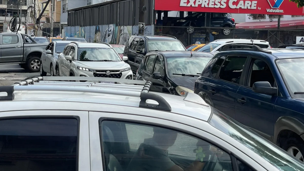 Los semáforos apagados provocaron congestionamientos en diferentes avenidas de Guayaquil durante la mañana de este miércoles.