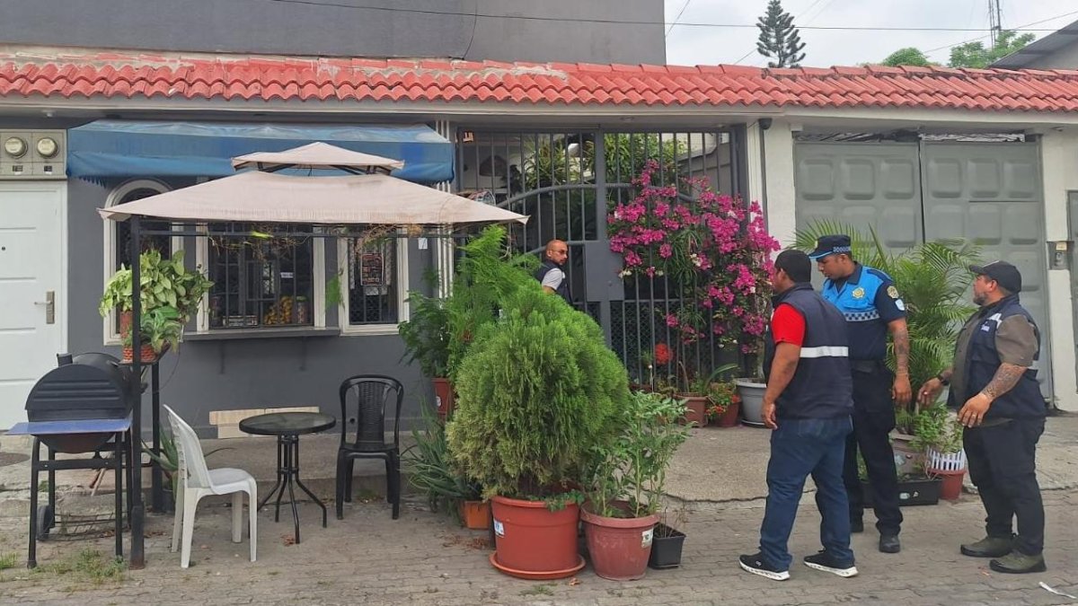 Municipio de Guayaquil retira carpa instalada frente a una vivienda en Samanes.