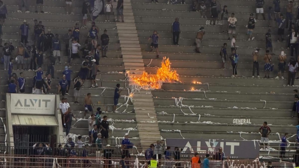 El sábado pasado en el cotejo entre Guayaquil City y Emelec, hinchas prendieron fuego en las gradas.