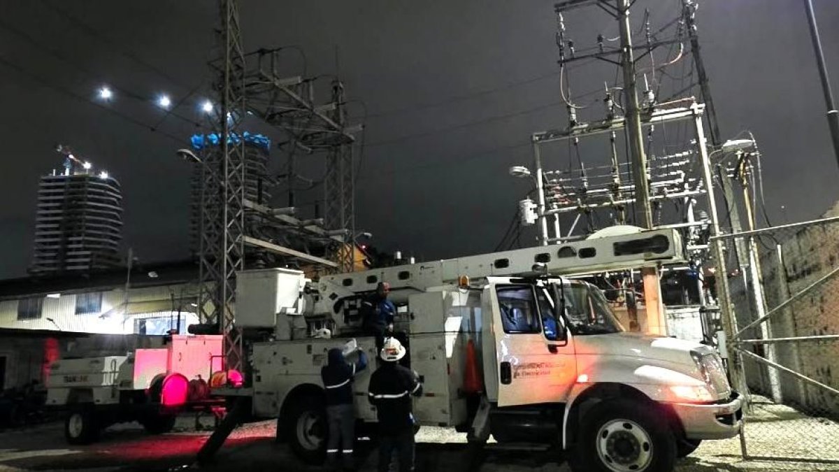 CNEL desplegó equipos técnicos para atender las interrupciones eléctricas reportadas durante la jornada anterior.