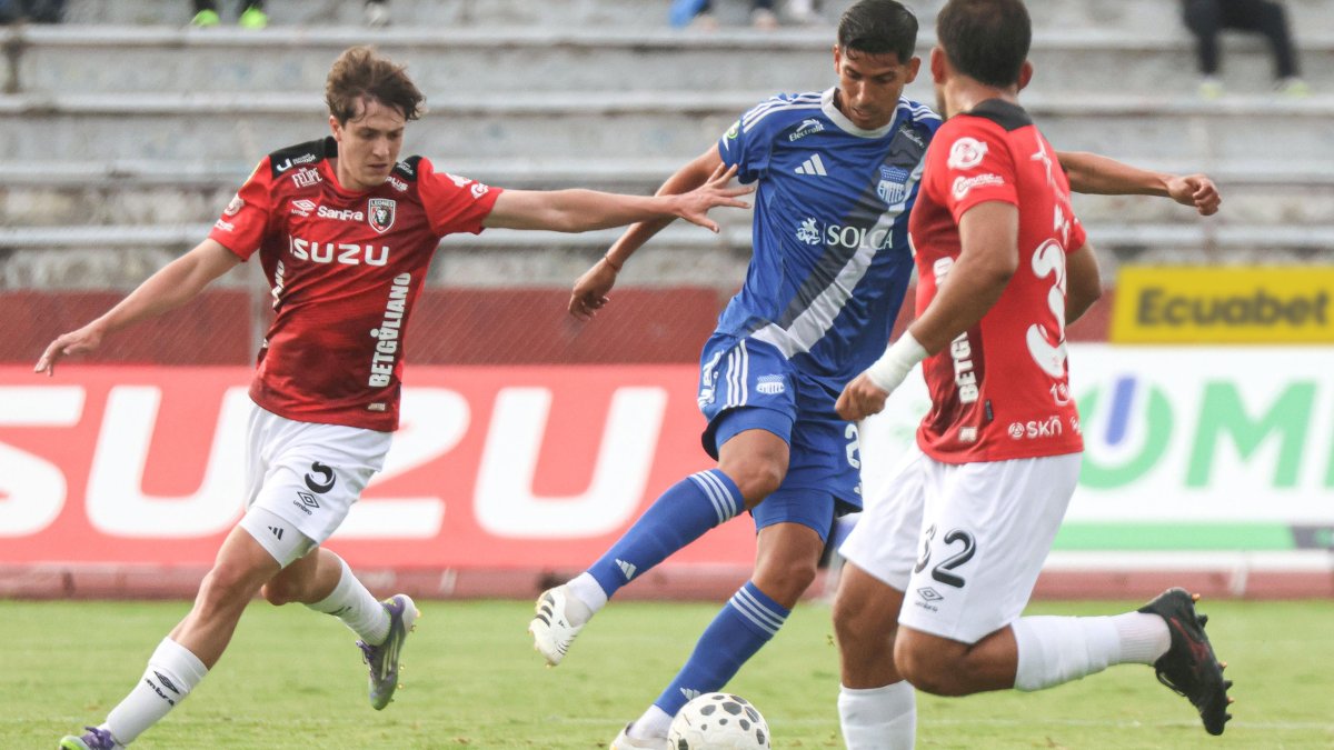 Tobías Coppo (I) es titular habitual en Leones FC.