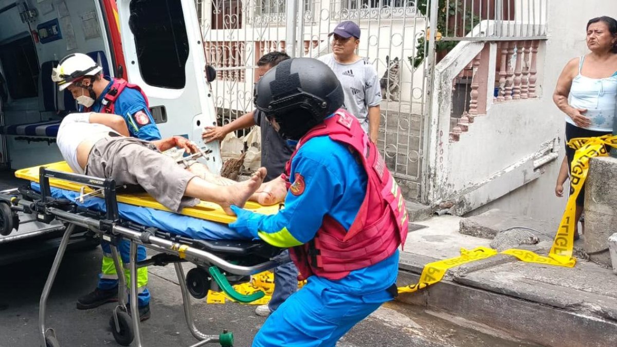 Un adulto mayor quedó atrapado sobre una reja metálica después de perder el equilibrio mientras podaba árboles en el cerro del Carmen, en Guayaquil.