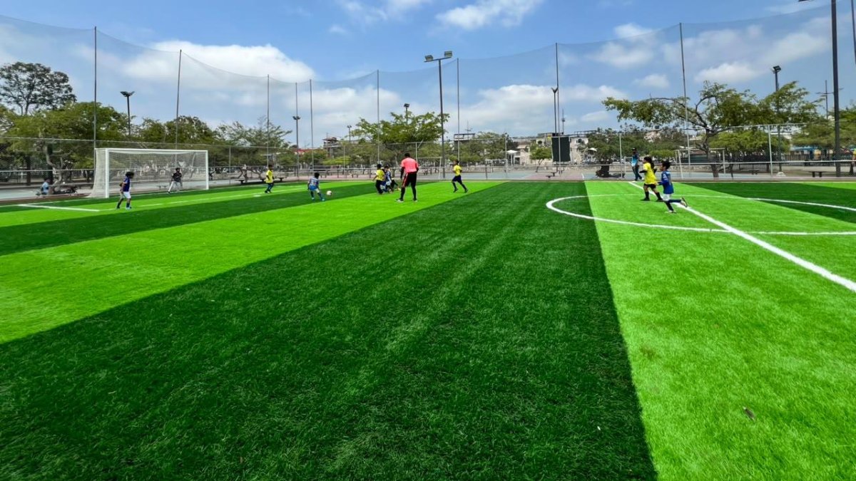 Archivo. Cancha sintética del Malecón de Samborondón (cabecera cantonal).