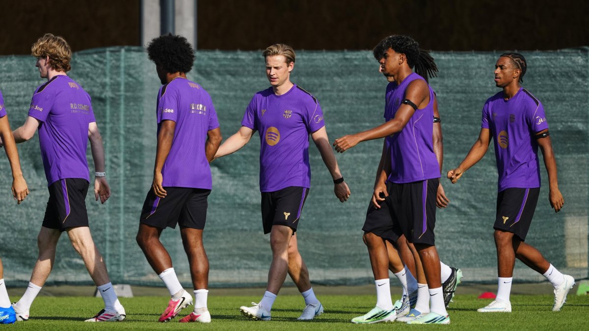Frenkie de Jong (c) durante el entrenamiento en la ciudad deportiva Joan Gamper.