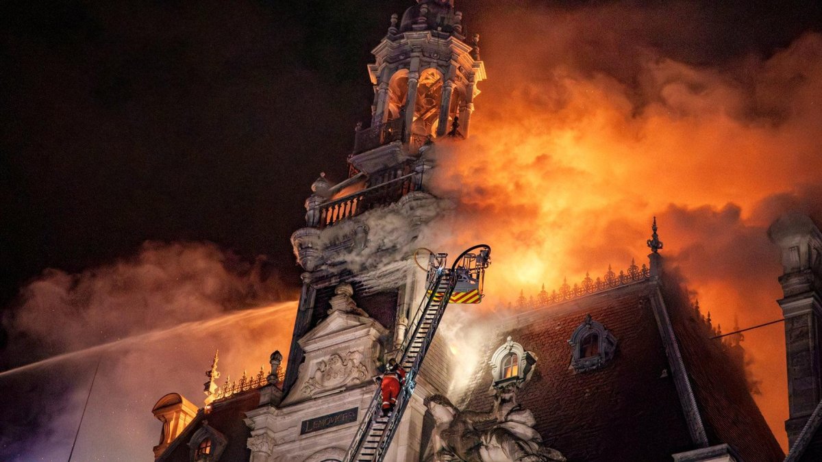 El Ayuntamiento de Limoges, un edificio declarado monumento históric, quedó prácticamente destruido este sábado por un incendio provocado durante las protestas sociales en Francia.