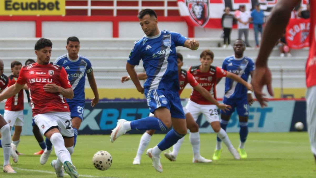 Emelec remontó en casa de Leones FC.