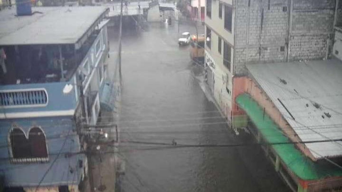 Varias zonas de la ciudad permanecen en este momento bajo el agua. Frente a ello se ha dispuesto la suspensión de clases en zonas inundadas o de difícil acceso.