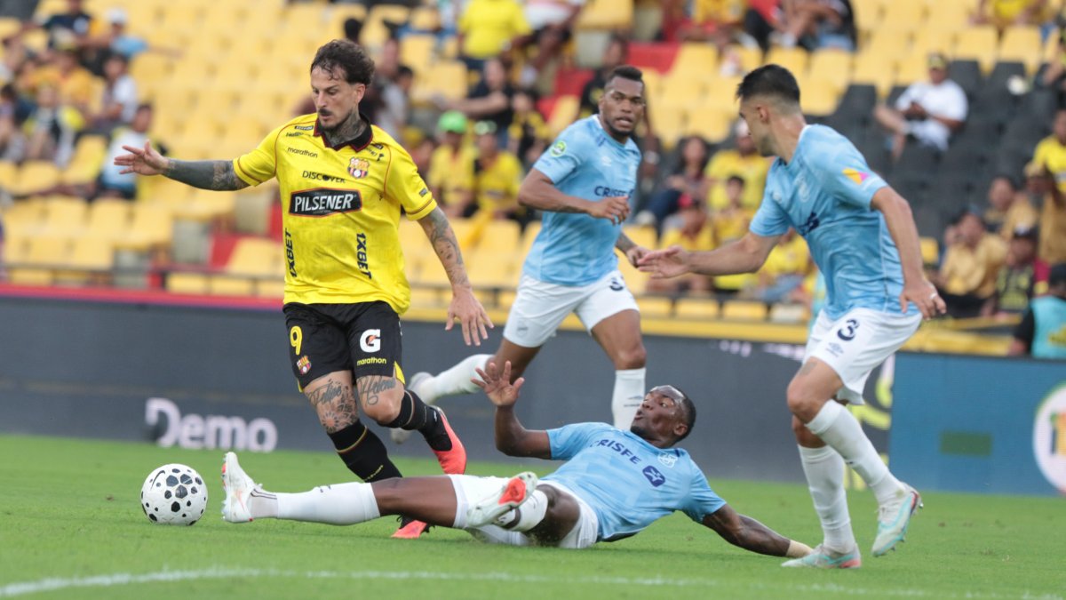 Darío Benedetto (i) es arrinconado por jugadores de la Católica.