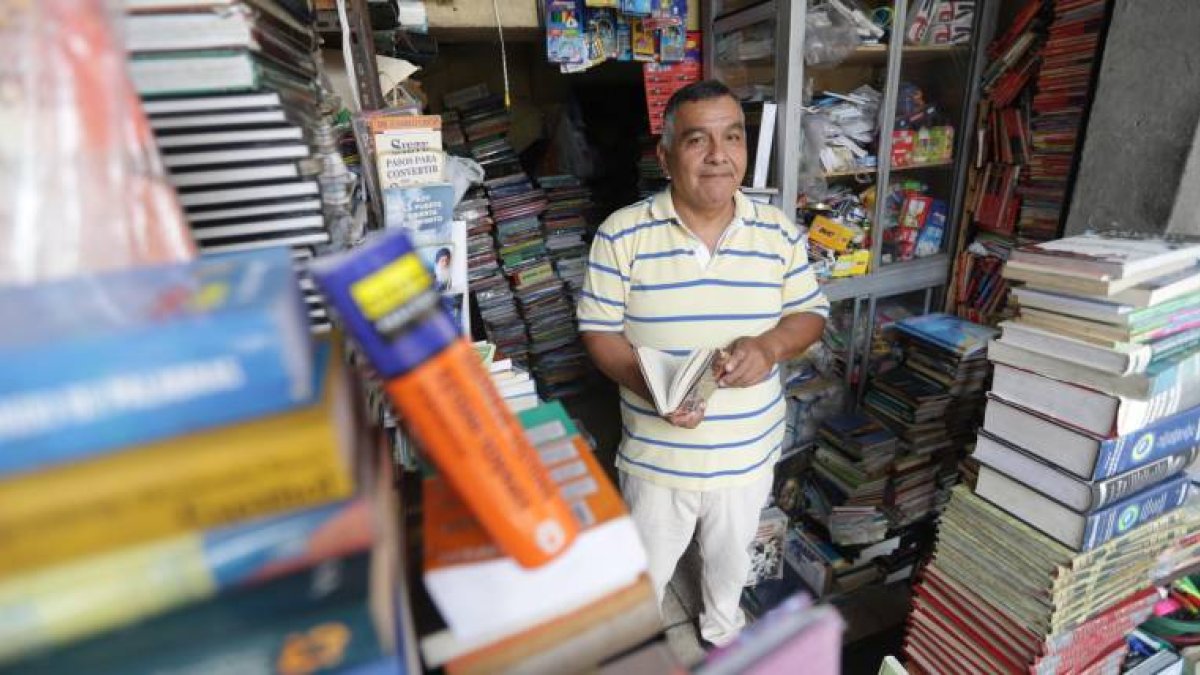 Manuel Fabara heredó de su padre el negocio de vender libros usados. Su local está ubicado en la calle Seis de Marzo, entre Colón y Alcedo, cerca del Mercado Central.