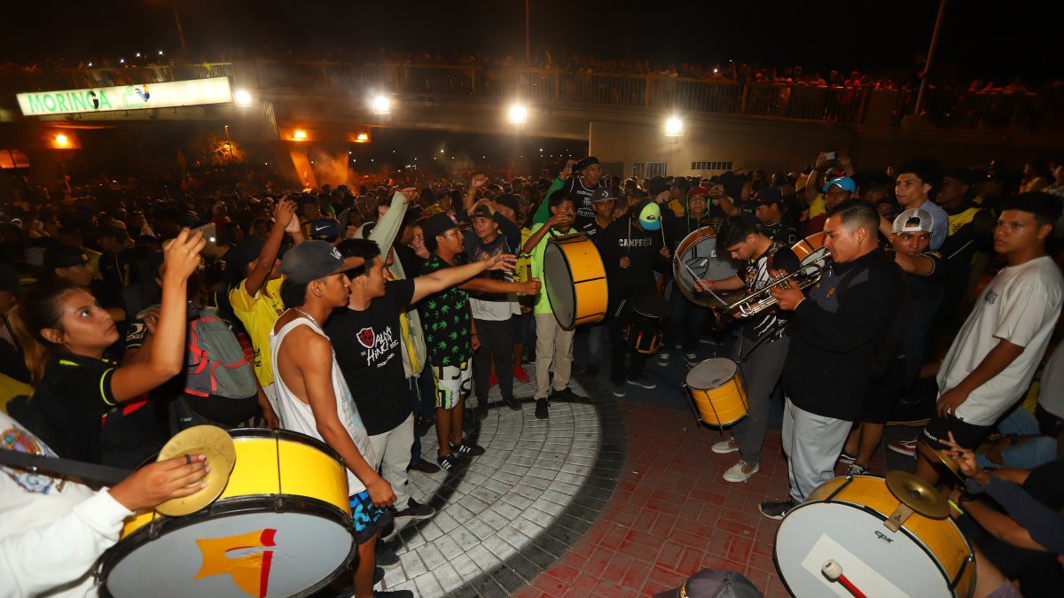 Referencial. Matías Oyola, capitán de Barcelona, recibió a los hinchas y se comprometió con la mejoría. 