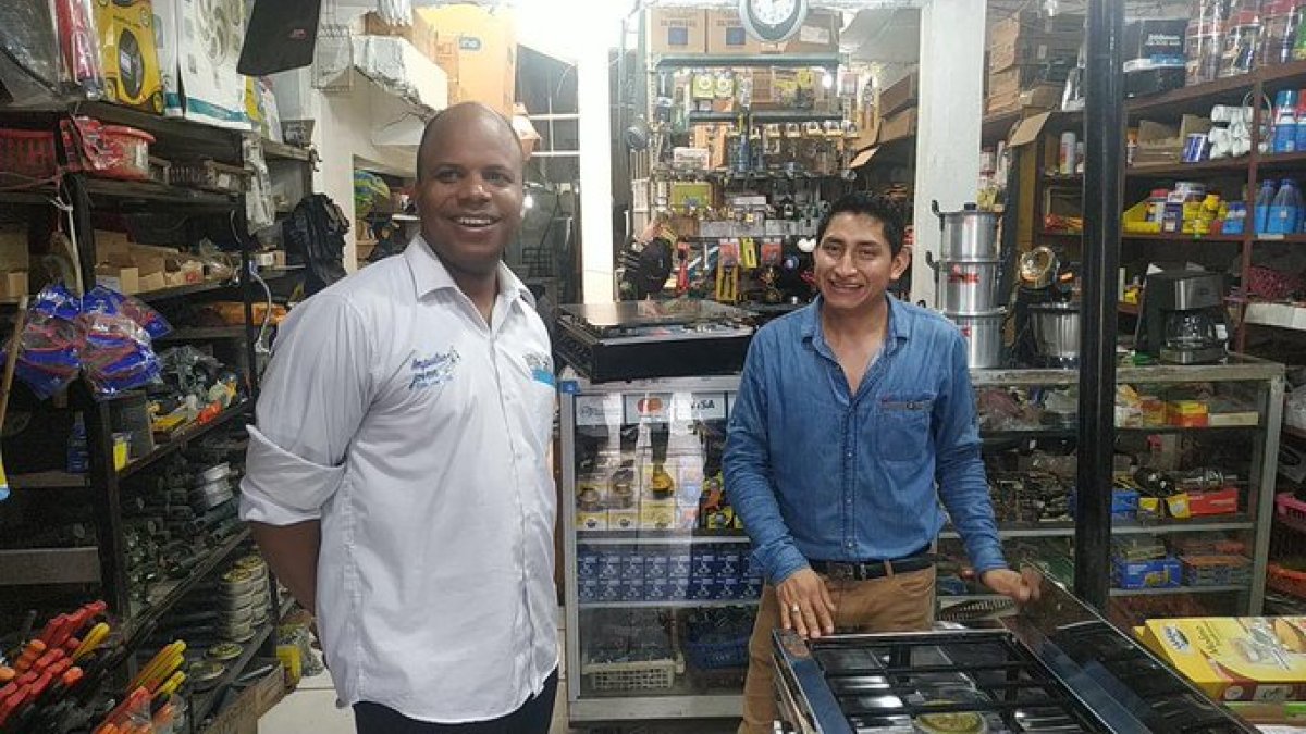 Elías Tenorio, secretario Técnico de Juventudes, (izquierda) junto a un joven emprendedor.