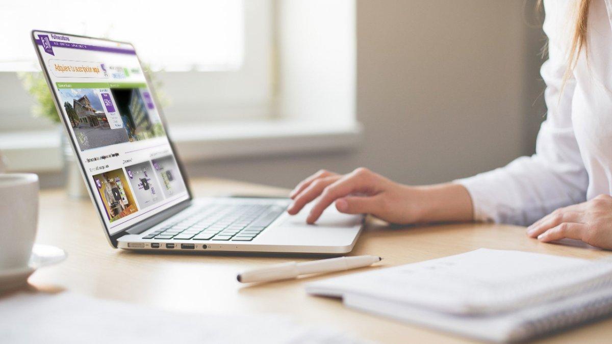 La plataforma está disponible en versión web y aplicación móvil.