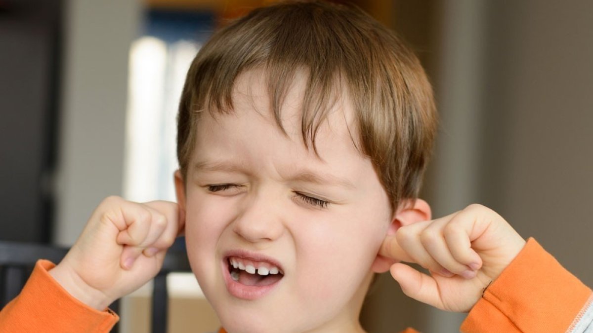 Evita que los niños sacudan la cabeza cuando les entre agua en el oído. Eso puede causarle daños.