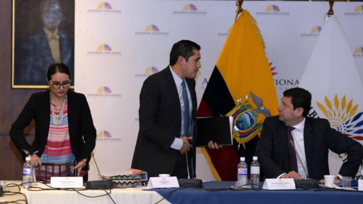 Comparecencia. El ministro Richard Martínez llegó con media hora de retraso y ocupó su lugar.