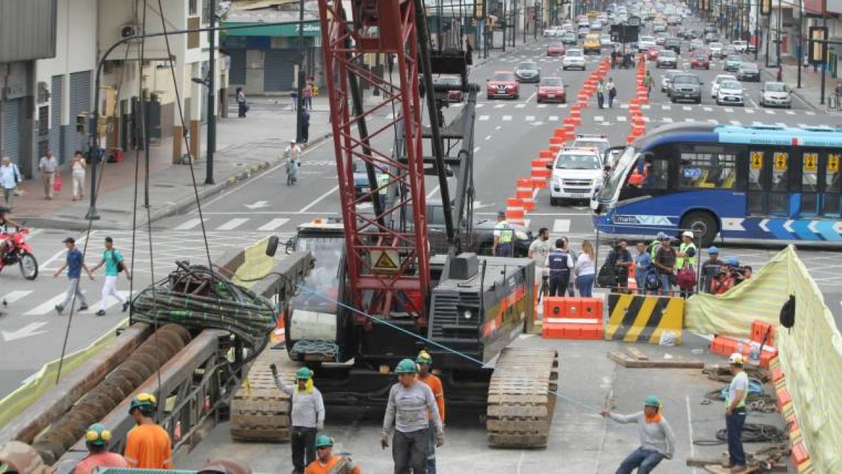 Imagen referencial. Trabajos para la construcción de la aerovía en la avenida Quito.