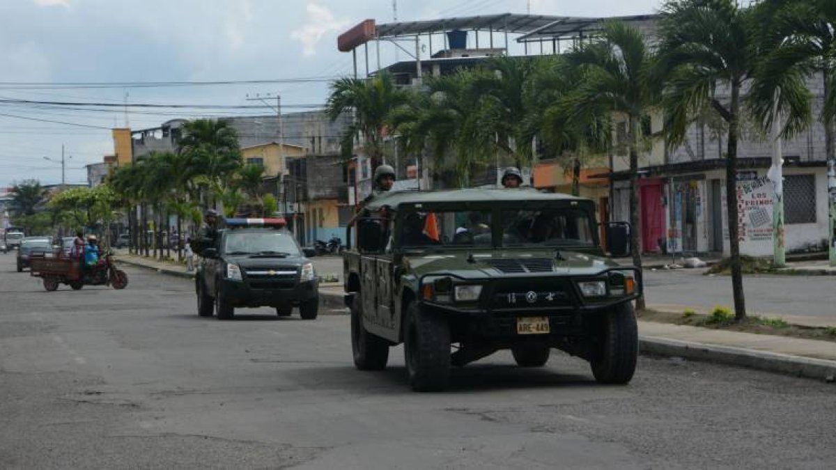 En estado de excepción, los militares salen a las calles para patrullar. 