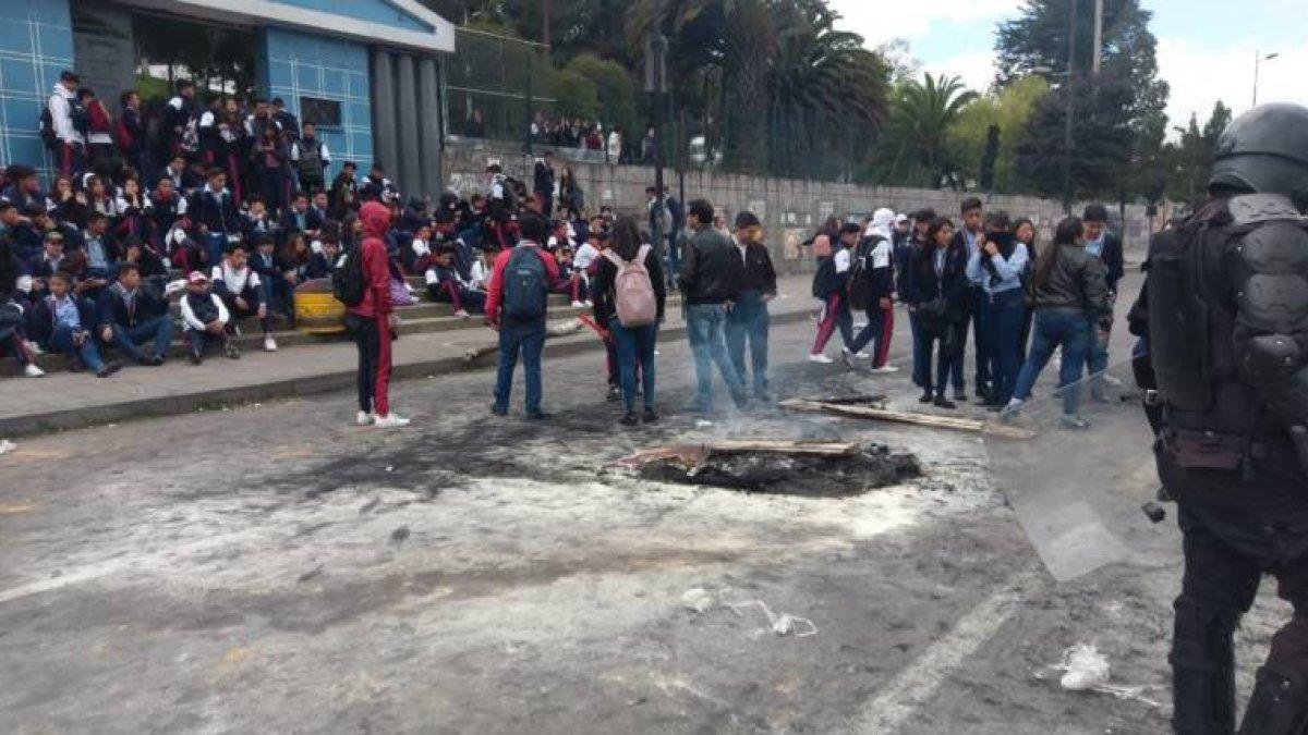 Los estudiantes cerraron los dos sentidos de la vía Napo y el carril exclusivo del servicio de Ecovía.