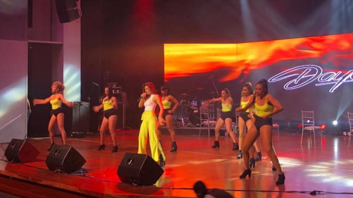 La cantante Dayanara deslumbró al público con el tema “El Innombrable”.