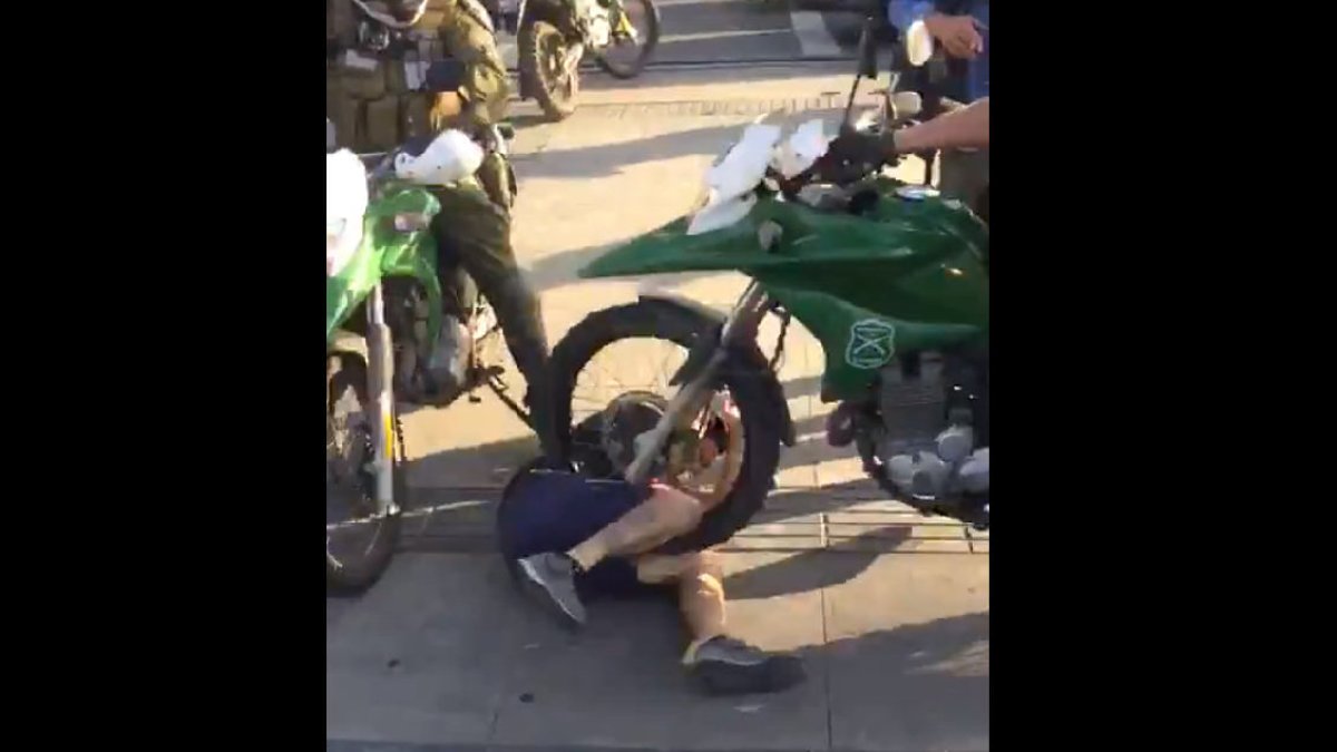 El vídeo fue grabado durante una protesta estudiantil en Viña del Mar, el pasado 14 de noviembre.