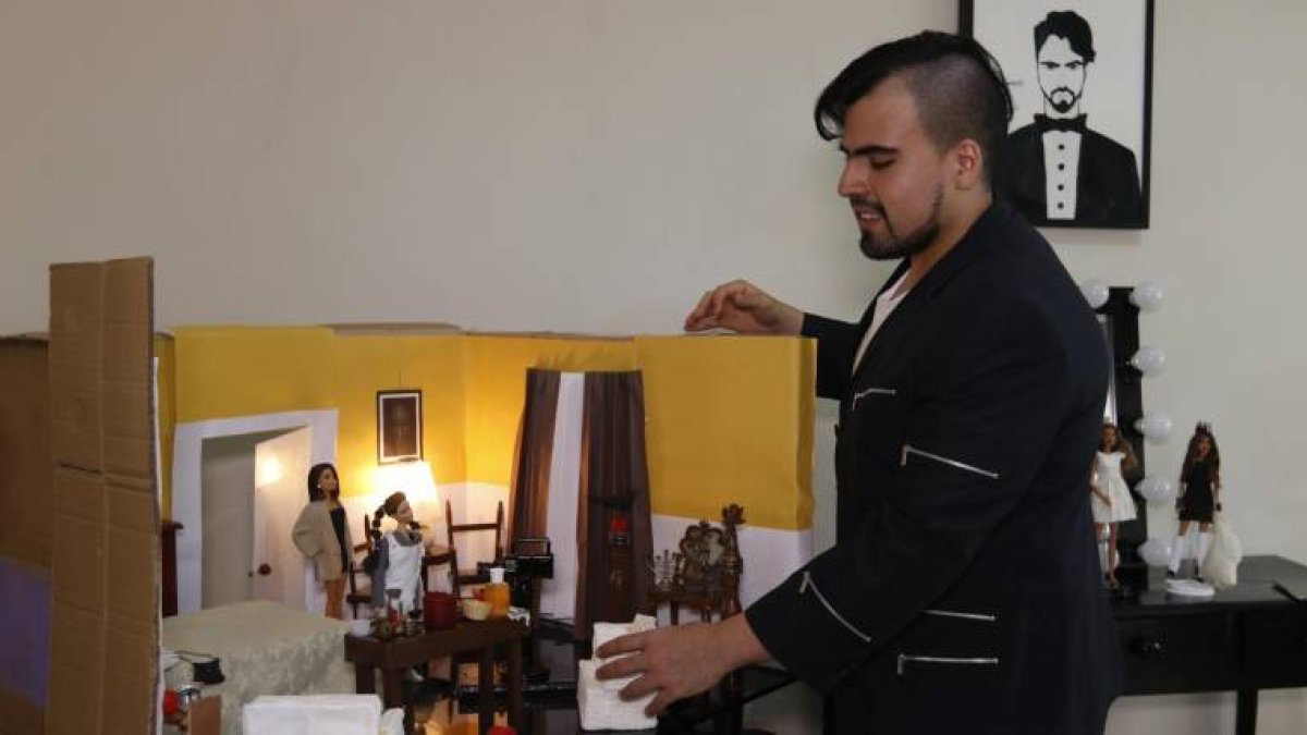 Entre sus trabajos recientes está la producción miniatura de la telenovela ‘María, la del barrio’. En la imagen, expone el montaje para una escena que protagonizan dos de las villanas.