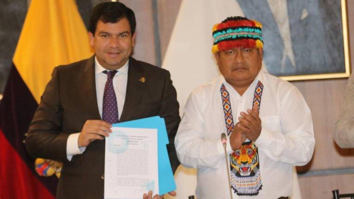Entrega. En el Salón de los Presidentes de la Asamblea Nacional, César Litardo recibió la propuesta de modelo económico de manos de Jaime Vargas.