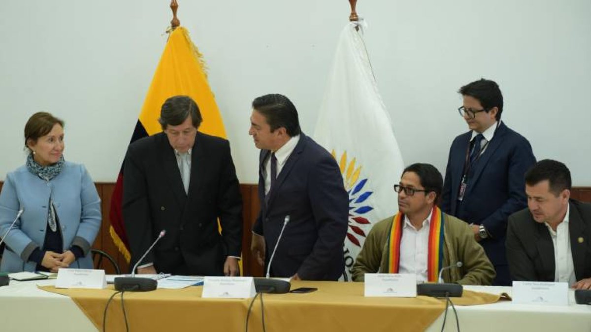 Comisionados. Doris Soliz (RC), César Rohón (PSC), el presidente Fernando Burbano (BADI), Jaime Olivo (PK-BIN) y Carlos Vera (PAIS): cinco de los siete. (Dina Defas / Expreso)