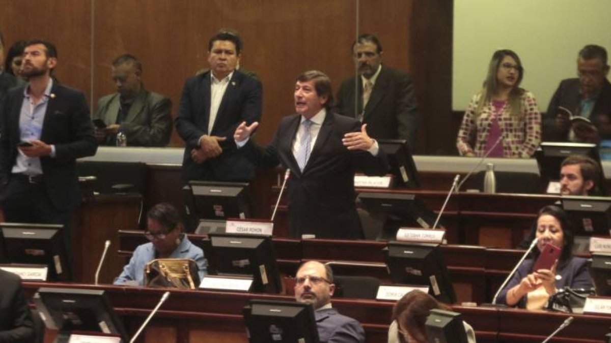 Socialcristianos. César Rohón le puso pimienta a la sesión: “O cumplimos la ley o nos vamos al carajo”.