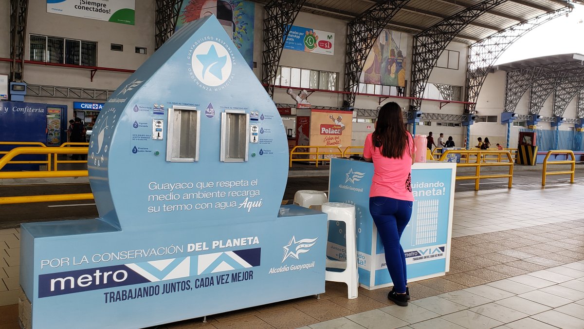 La máquina instalada en la estación de la Metrovía es una de las cien que se ubicará en la ciudad.