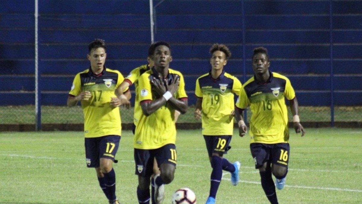 Miembros de la sub-15 festejan una anotación frente a Uruguay.