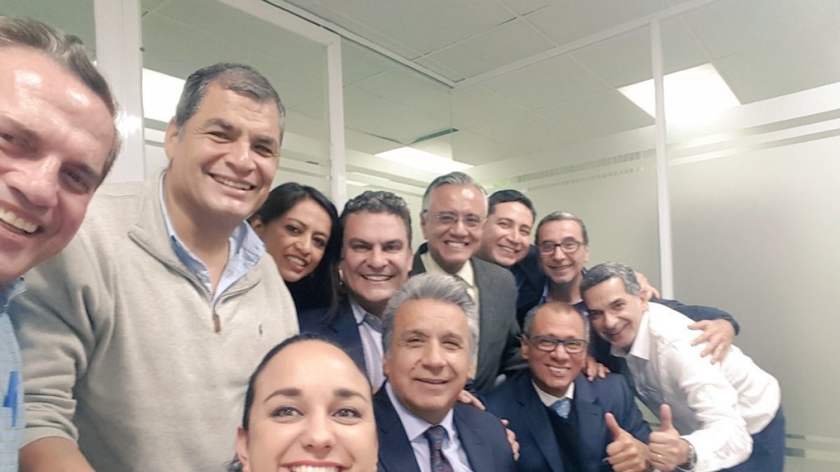 Desde la izquierda, de pie: Patiño, Correa, Pabón, Serrano, Mera, Mangas, Vinicio y Fernando Alvarado. Sentados: Rivadeneira, Moreno, Glas