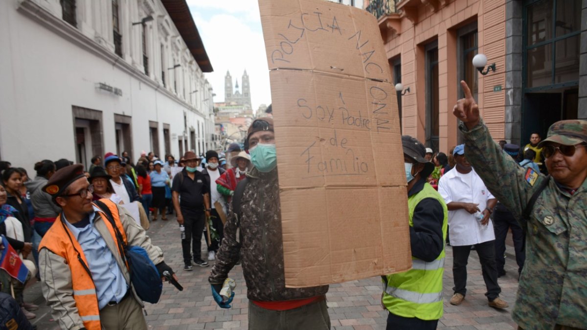 Vestidos como policías, los comerciantes rindieron homenaje a los fallecidos durante el paro nacional.