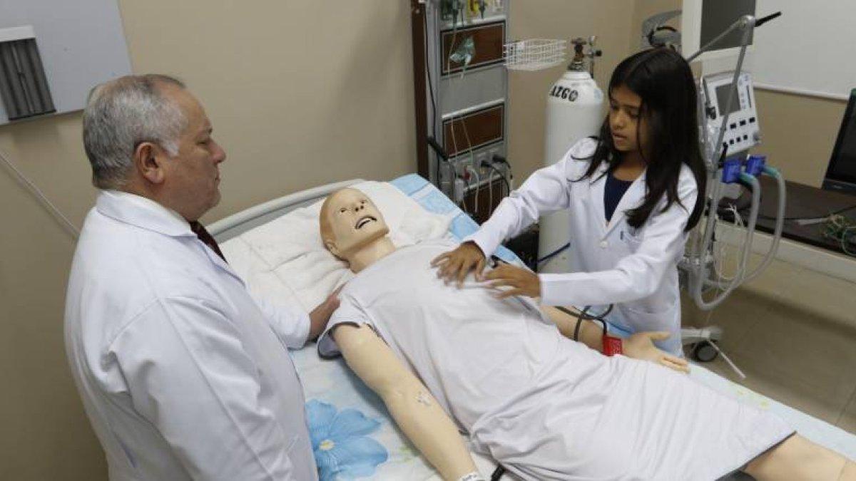 Prácticas. Maité Pazmiño aprende rehabilitación cardiaca, a través de simuladores.