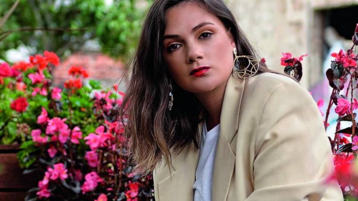 Tiene muchas ideas y cosas por decir, o escribir, pero no quiere hacerlo sola. Quiere que todas las mujeres lo hagan.