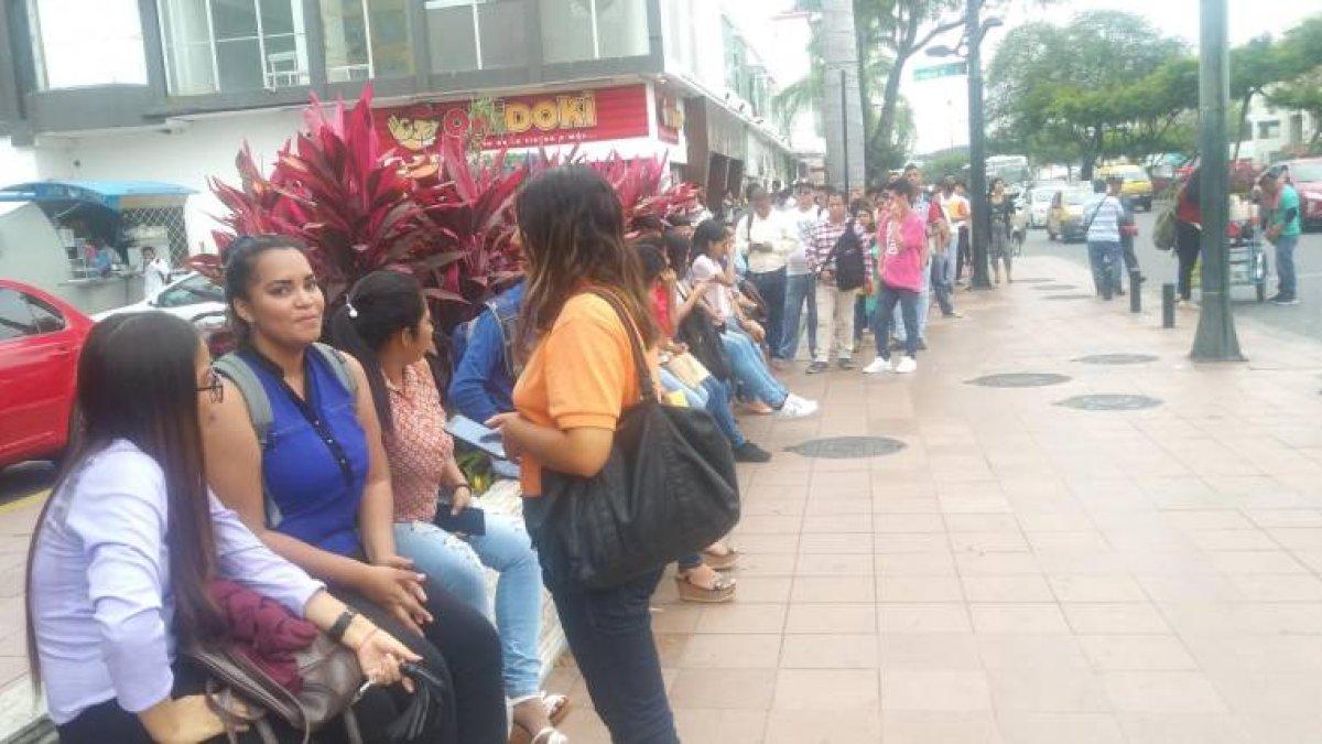 Un grupo de jóvenes hicieron fila días atrás en la calle Víctor Emilio Estrada, para entregar su hoja de vida y conseguir trabajo. La fila fue de dos cuadras.