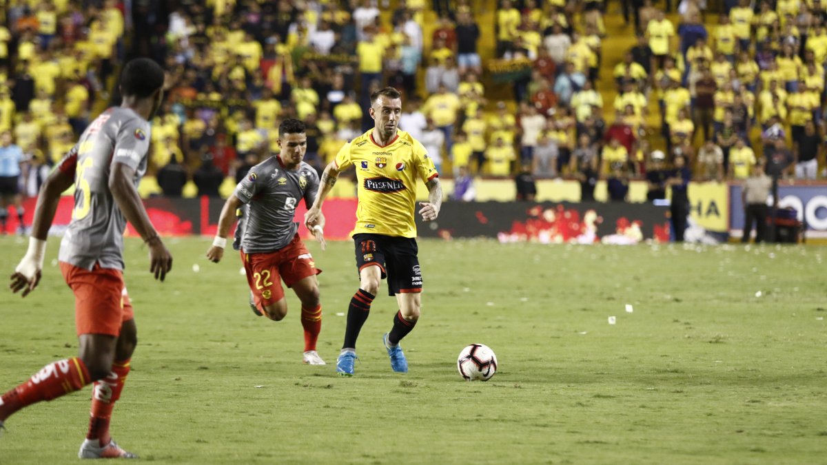 Damián Díaz fue uno de los más movedizos en el equipo local, pero pudo doblegar al arquero Fernando Fernández.